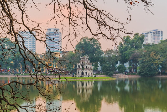 The beauty of Hoan Kiem Lake always attracts tourists