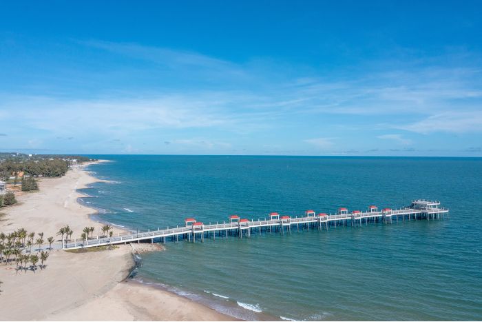 Hamptons Pier, a 270-meter-long pier that stretches into the sea
