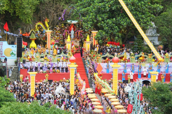 Quan‎ The Am Festival at‎ the foot‎ of‎ Ngu Hanh Son‎ as a spiritual holiday Vietnam
