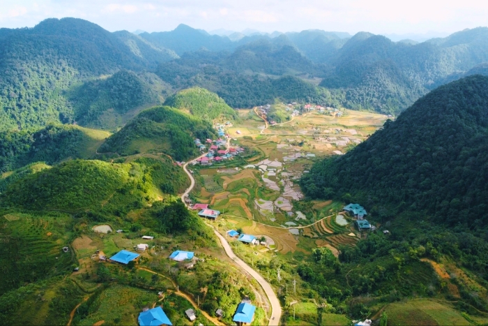 Green hills surround gentle trekking routes in Pu Luong
