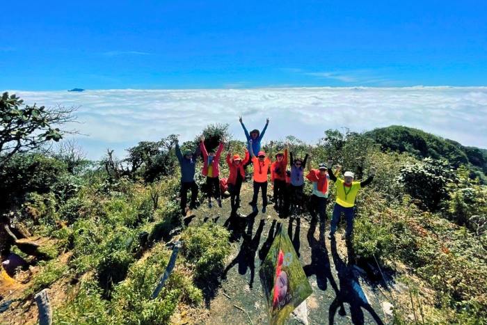 Trekking to Putaleng summit above endless seas of clouds