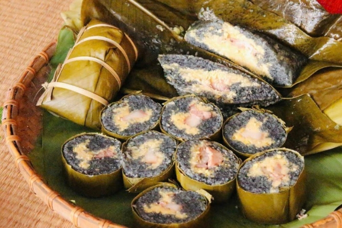 Things to eat in 4 days in Yen Bai Phu Tho : Muong Lo Black Chung Cake