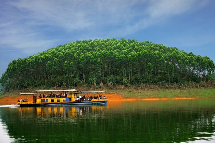 A boat trip in Thac Ba Lake