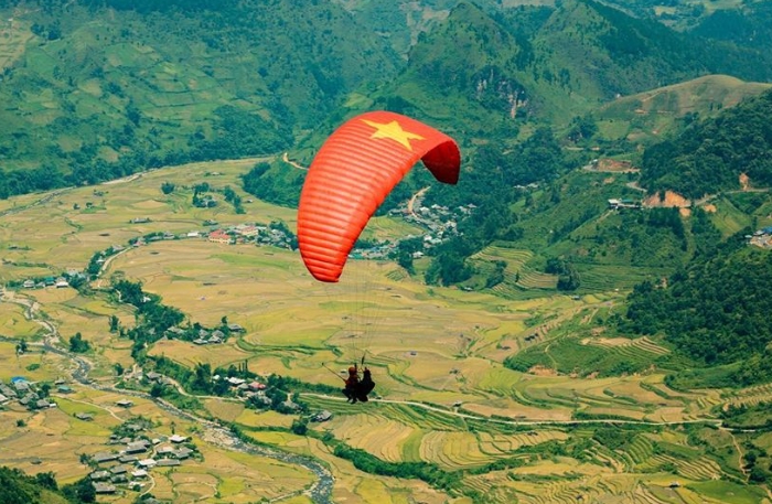 Experience paragliding in Khau Pha Pass