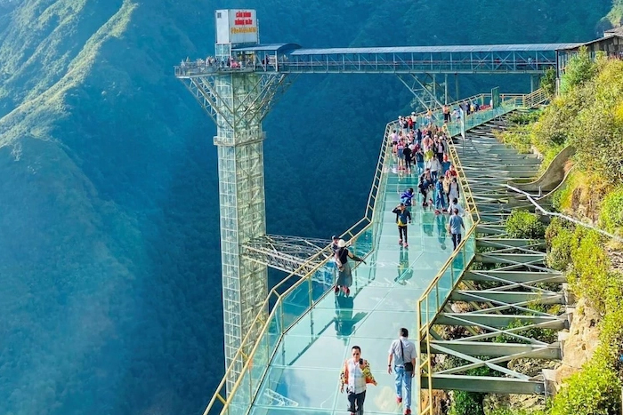Visit the famous Rong May glass bridge