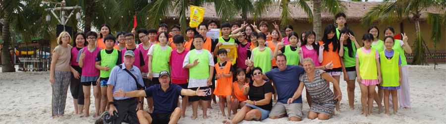 Children from Huu Nghi Dong Da Orphanage visiting VinWonders Ocean Park Hanoi