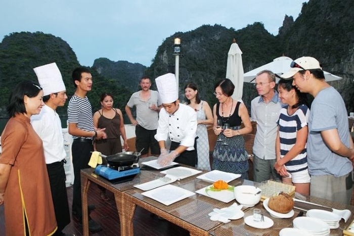 Take a cooking class on Ha Long's cruise 