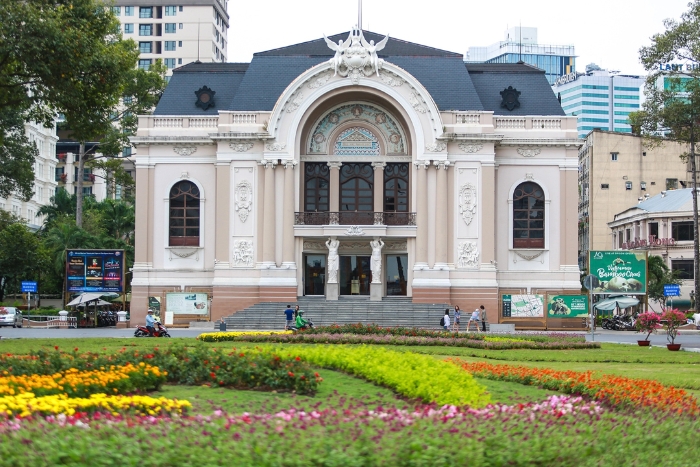 Saigon Opera House offers an immersion in the luxury and elegance of the French colonial era