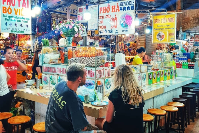 Get lost in the food tour at Ben Thanh Market