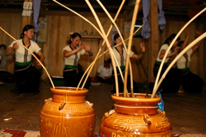 Taste Ruou Can - an iconic drink of the White Thai ethnic group