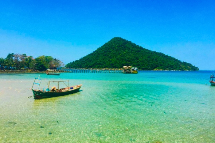 Quiet shoreline along Saracen Bay