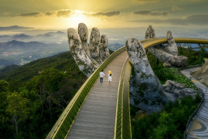 Hand in hand on the Golden Bridge - A suspended moment to imagine your journey for two in March