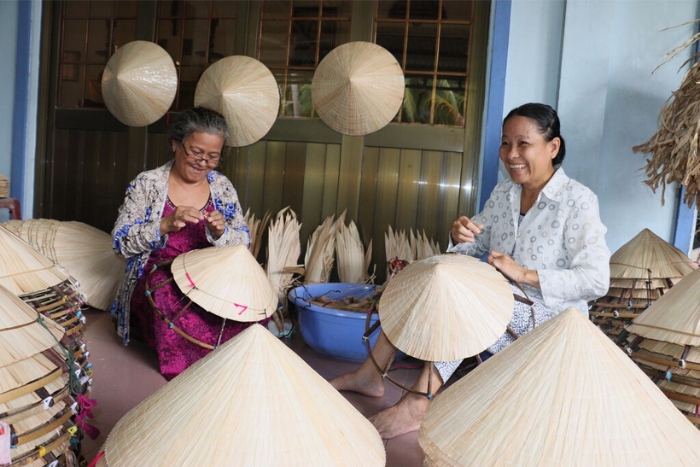 The traditional art of making Vietnamese hats has been passed down from generation to generation