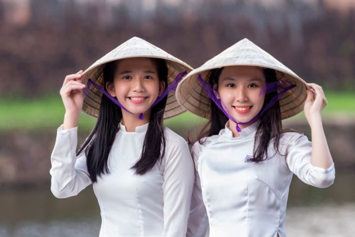 The simplicity and elegance of Vietnamese women when in traditional hats