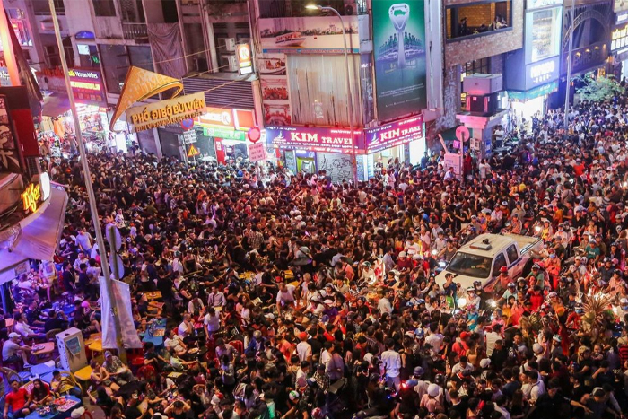 Crowds celebrate Halloween in Ho Chi Minh