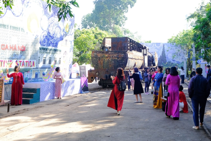 The steam locomotive display space is located at the longan garden campus of Gia Lam Train Factory