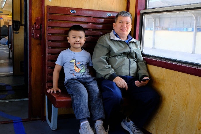 Mr. Nguyen Hoang Tuyen and his 6-year-old grandson took the train from Hanoi station to Gia Lam station,