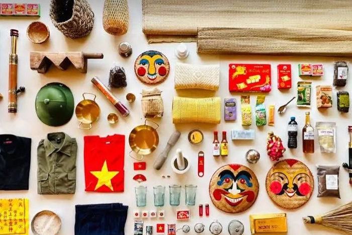 A Mexican collected many souvenirs during his trip to Vietnam
