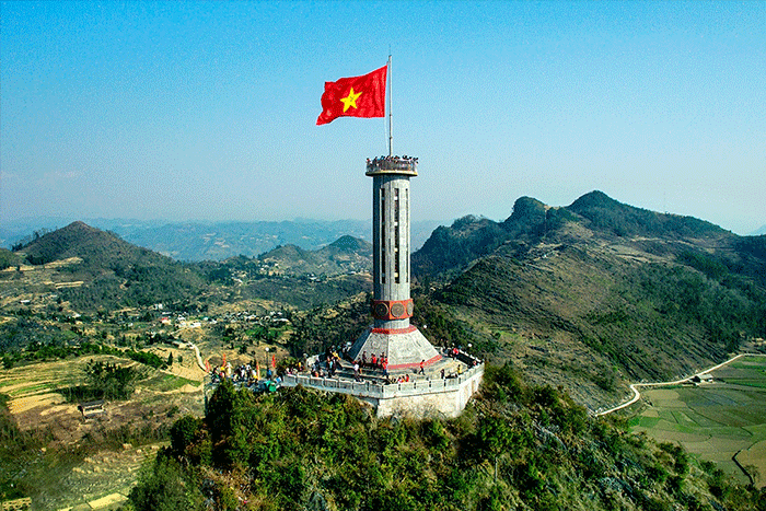  Lung Cu flagpole with Vietnam national flag 