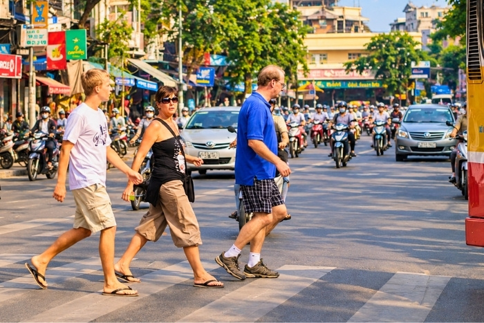 Cross busy streets to travel safely in Vietnam