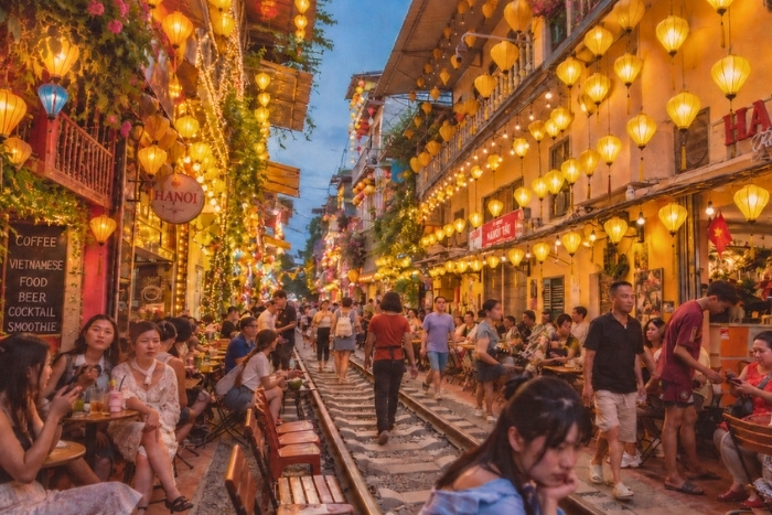 Explore crowded places in Vietnam with caution