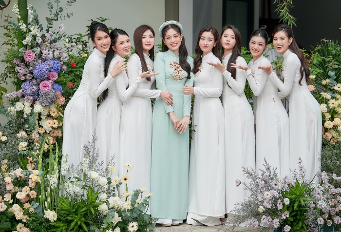 Áo Dài is always choice of groomsmaids and bridesmaids