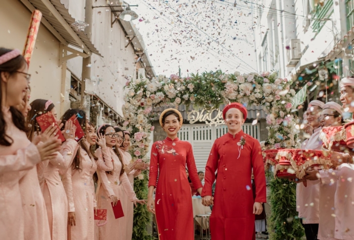 Bride and groom choose wear Áo Dài in their wedding