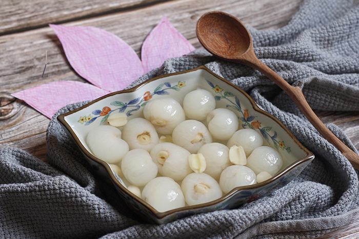 Lotus seed and longan sweet soup (Chè long nhãn hạt sen) 