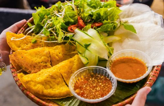 Enjoy Bánh Xèo - Must Try Food In Vietnam Trip