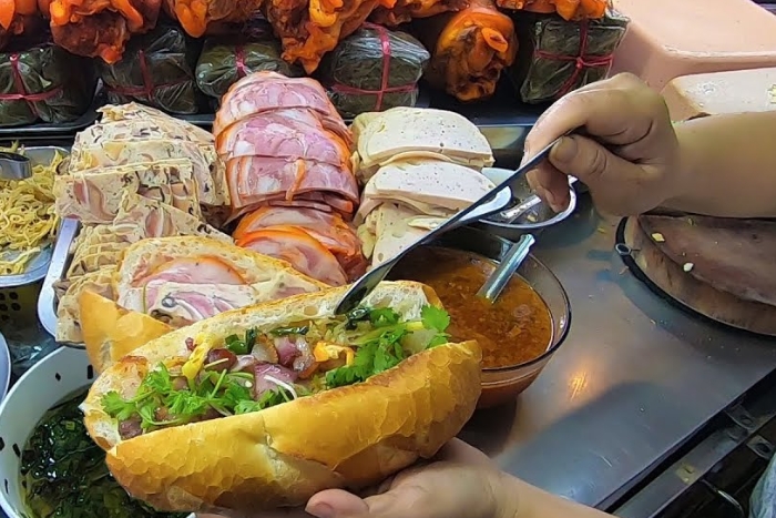 Vietnamese bread under the skillful hands of a bread seller